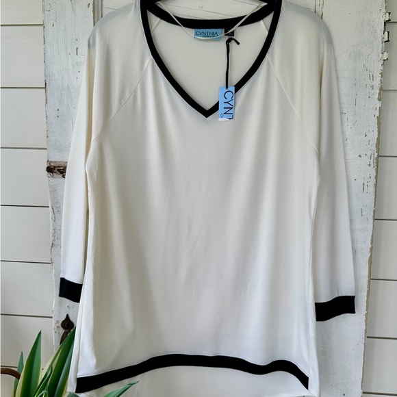 CYNTHIA ROWLEY, NWT, WHITE TOP WITH CONTRASTING BLACK TRIM. V-NECK. SIZE S - Picture 2 of 10